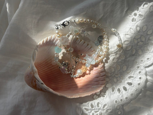 Simple pearl bracelets