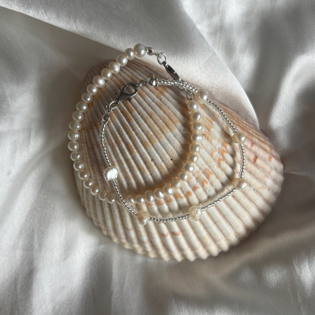 Simple pearl bracelets